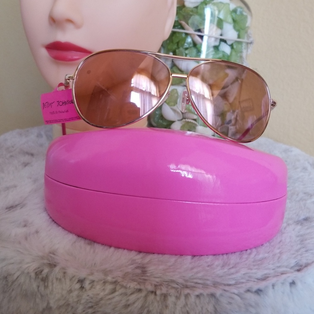 SOLD. Betsey Johnson sunglasses - Picture 3 of 4